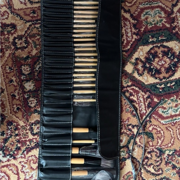 Makeup brush set with carry case - Picture 5 of 9